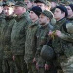 На фото мобилизованные военнослужащие стоят в строю перед отправкой на Донбасс по указу президента о мобилизации.