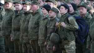 На фото мобилизованные военнослужащие стоят в строю перед отправкой на Донбасс по указу президента о мобилизации.
