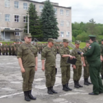 На фото военнослужащие получают распоряжения от командира воинской части.