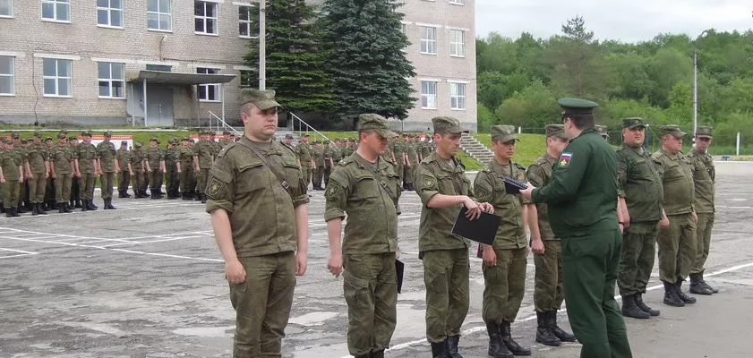 На фото военнослужащие получают распоряжения от командира воинской части.